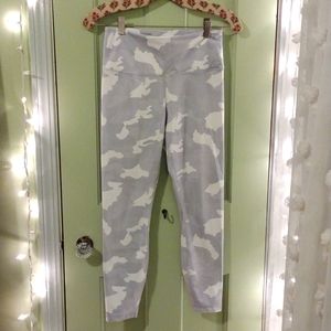 Women's Yogalicious Lux Size Small snow camo shin legging